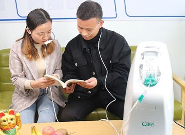 What are the main differences between health care and medical oxygen concentrators?